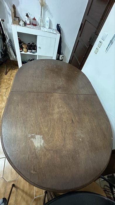 Mesa de madeira com 4 cadeiras