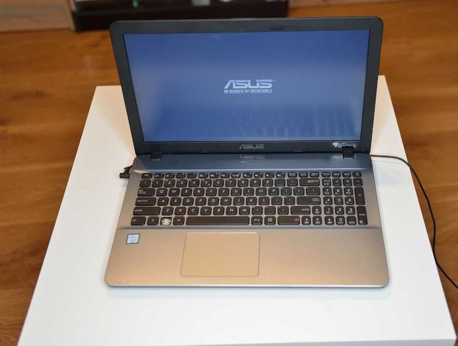 Laptop ASUS X541U 4 GB IC I3-6006U + Ładowarka