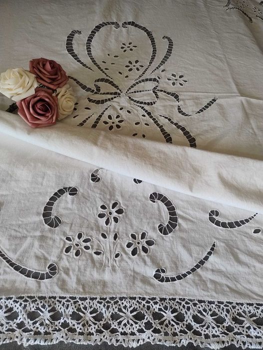 Toalha de mesa branca em PURO LINHO, bordada e arrendada. Tamanho grande 234x194cm