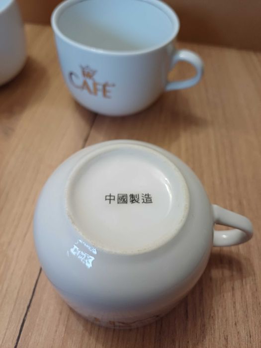 Komplet 4 filiżanek białych mc cafe ze złotym napisem i rantem