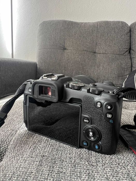 Camera Canon EOS RP + RF 24-105mm F4-7.1 + Adaptador EF-EOS R