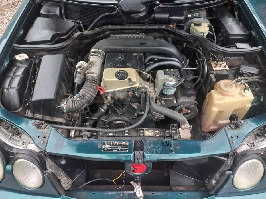 Mercedes-Benz E 210 2.0D