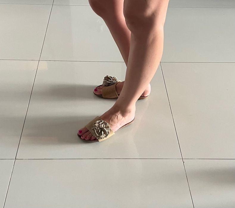 Klapki beżowe z kwiatem