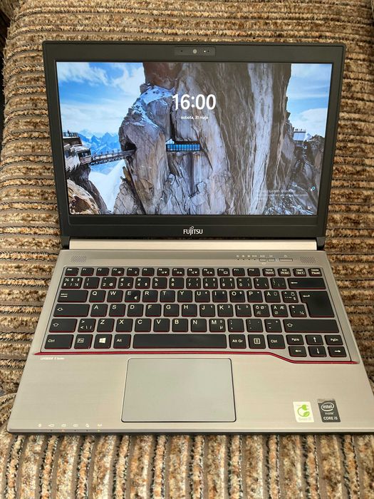 Laptop 14" Fujitsu E734: 8 GB RAM, 128 GB SSD, Windows 11 Pro.