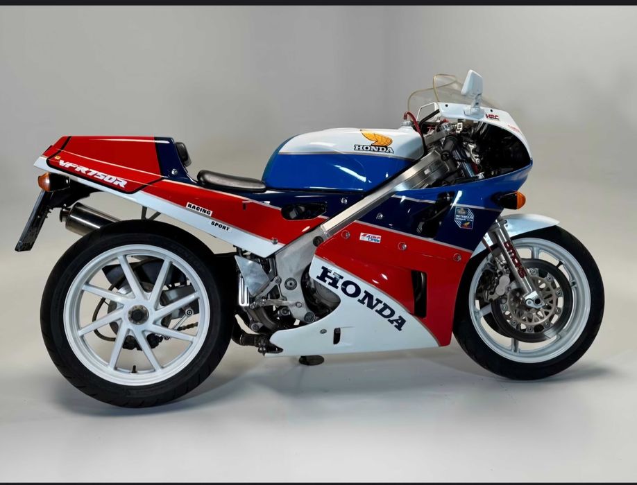 Honda rc 30 750 do ano 1988 mota 100% original tanto de pintura como carnagens único dono e sempre bem estimada se entrega matriculada e revisada.