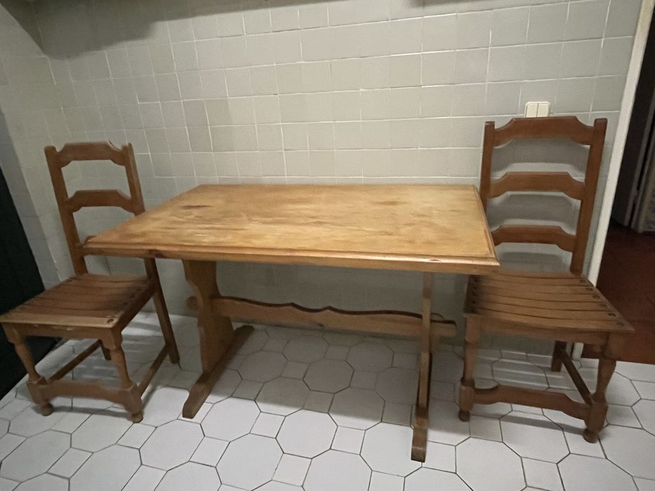 Mesa e 4 cadeiras pinho