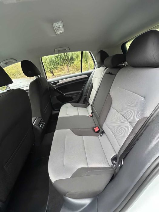 Volkswagen e-Golf SE      2016