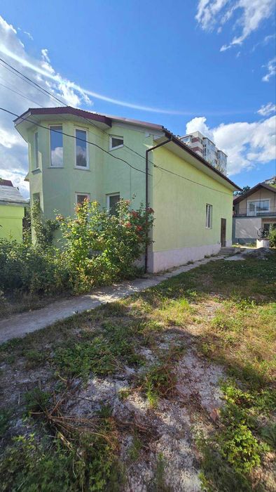 Продаж просторого будинку у Винниках