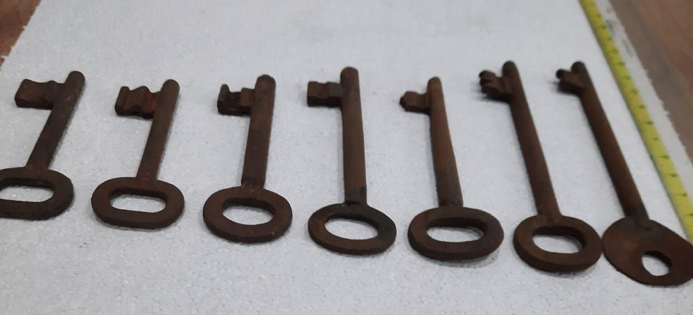 Zestaw starych kluczy.