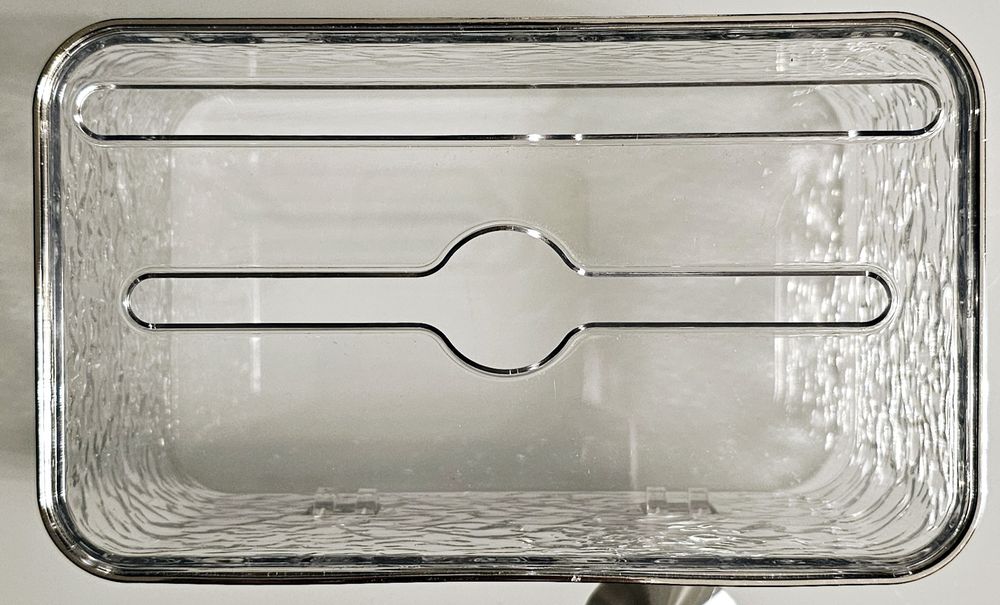 Nowy plastikowy pojemnik na papier toaletowy lub chusteczki