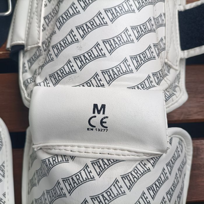 Caneleiras Charlie Muay Thai