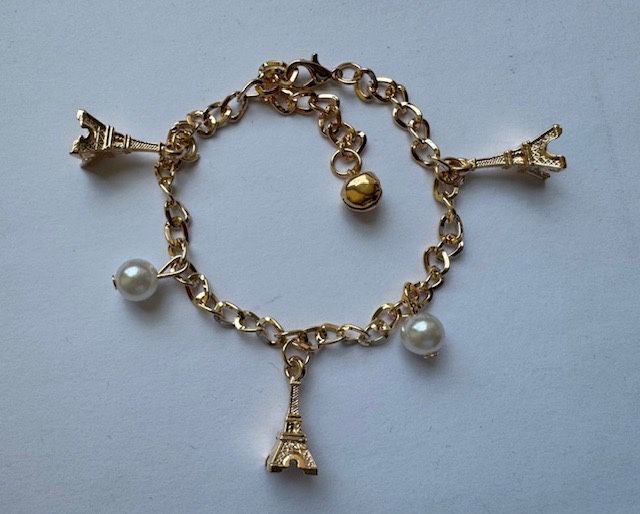 Подарок из Парижа - золотистый браслет с шармами Эйфелева башня