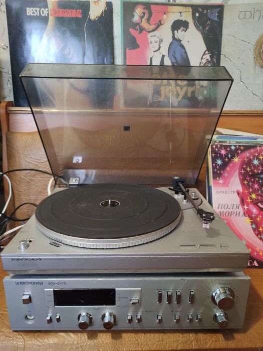 Ретро програвач платівок TESLA