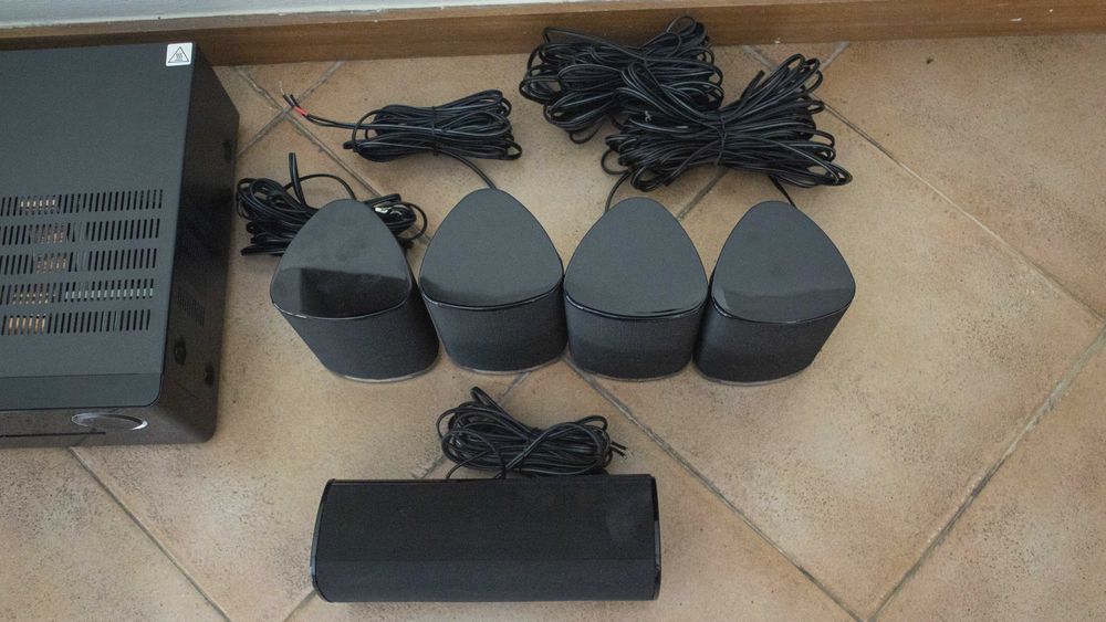 Sistema Harmon Kardon 5.0 AVR 151/230 (Sem Subwoofer)