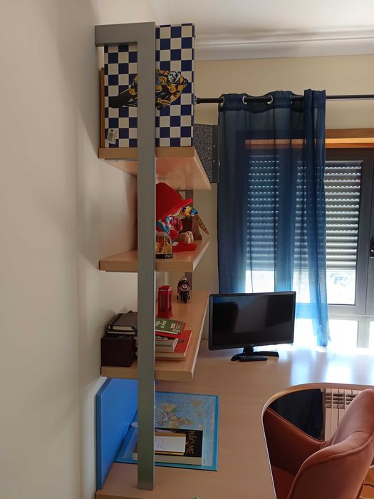 Secretária de canto com estante