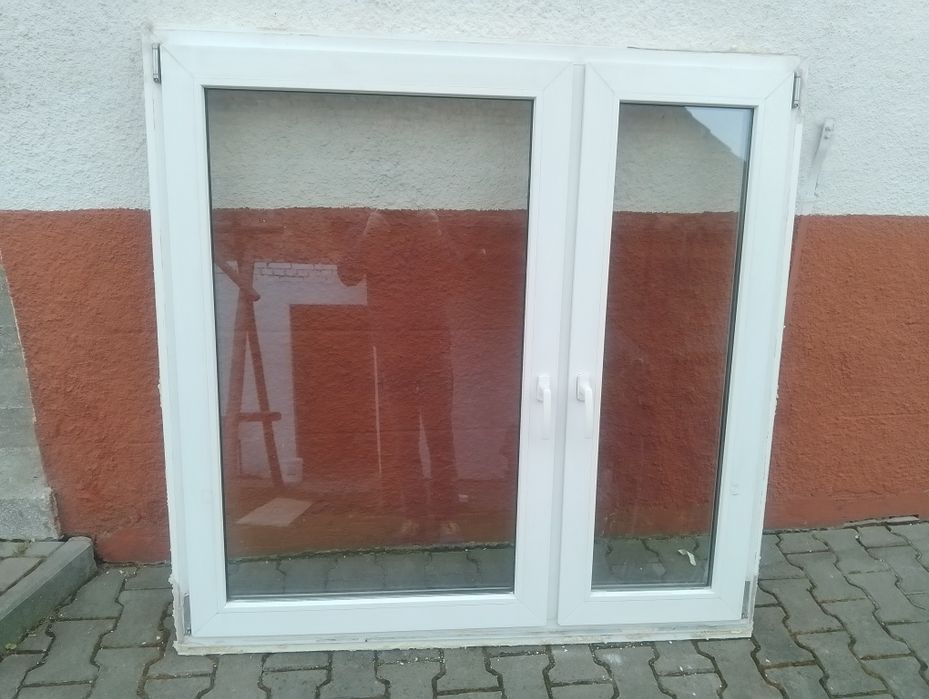 Okno z   demontażu z parapetem