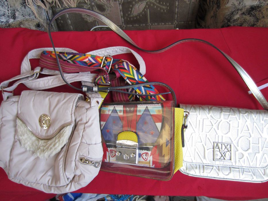 Набор сумочек по сезону разных размеров, цветов с ремнями через плечо