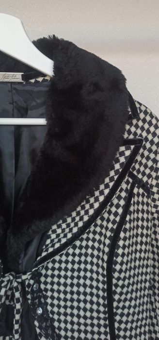 Casaco muito elegante de fazenda, com renda e aplicações várias - L