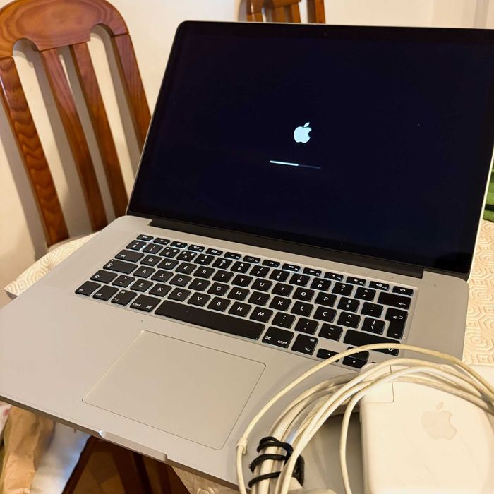 Apple MacBook Pro Laptop494919568033720321