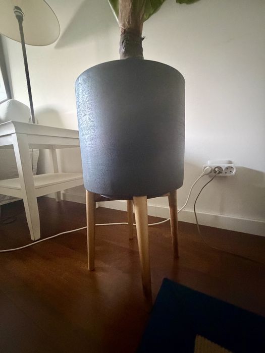 OFERTA - Planta Grande com vaso e suporte elevado