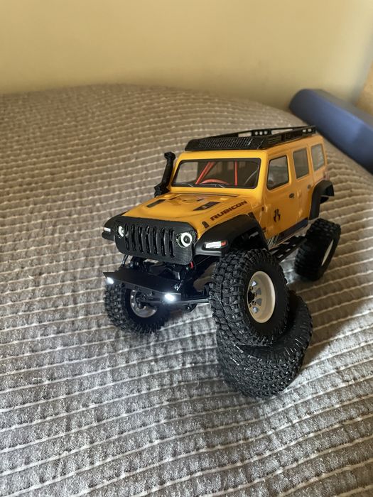 Axial Scx24 1:24 rock crawler com extras