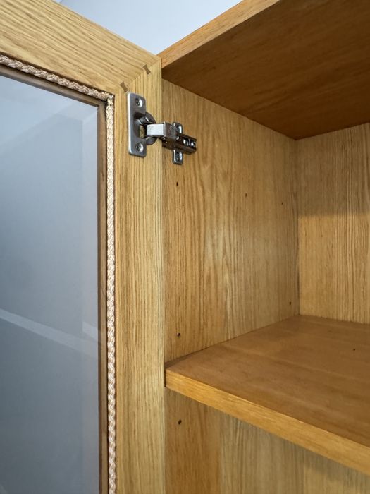 Vitrine / estante em madeira com portas de vidro (2 disponíveis)
