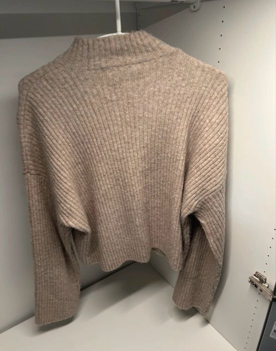 Bezowy sweterek Bershka