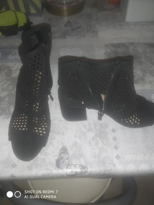 Sandália preta com salto