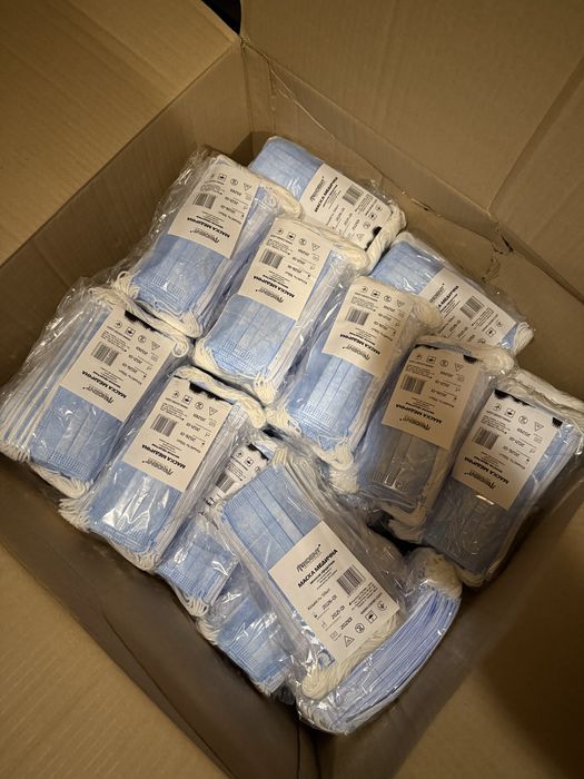 Медичні маски тришарові нестерильні Medicare з гумовими петлями 50 шт