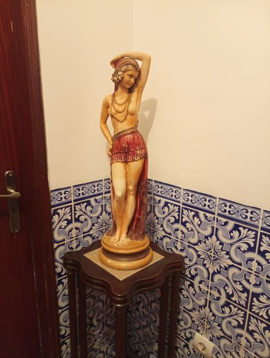Estátua feminina Vénus 74 cm*
