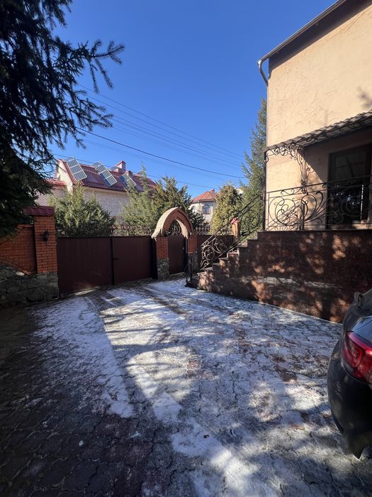 Продаж гарного будинку район Світанку  390 квм