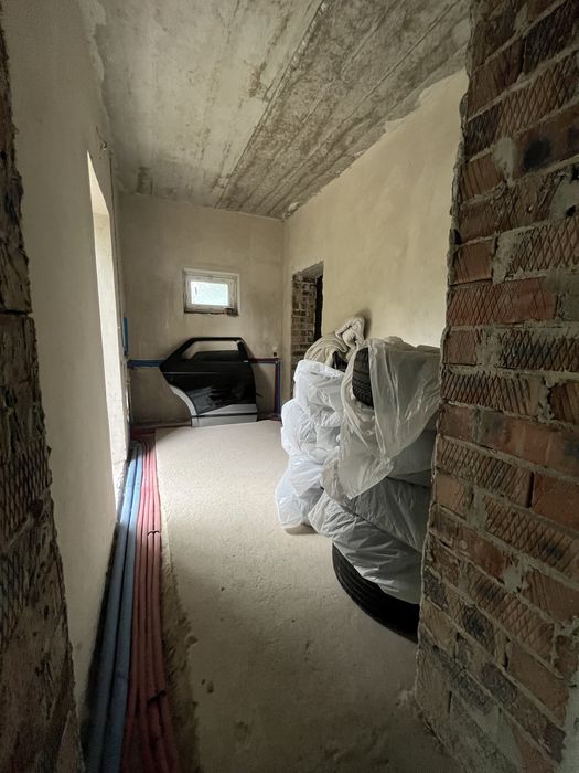 Сучасн.котеж закритою територ.в р-н нових котед. поруч центр.частини.