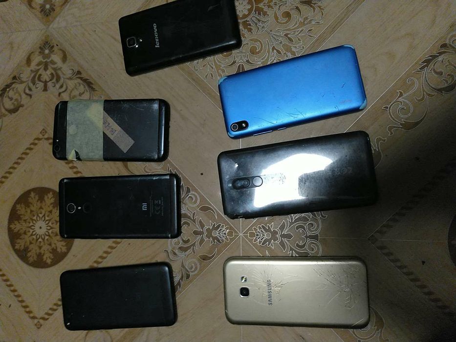 Лот телефонов на запчасти.