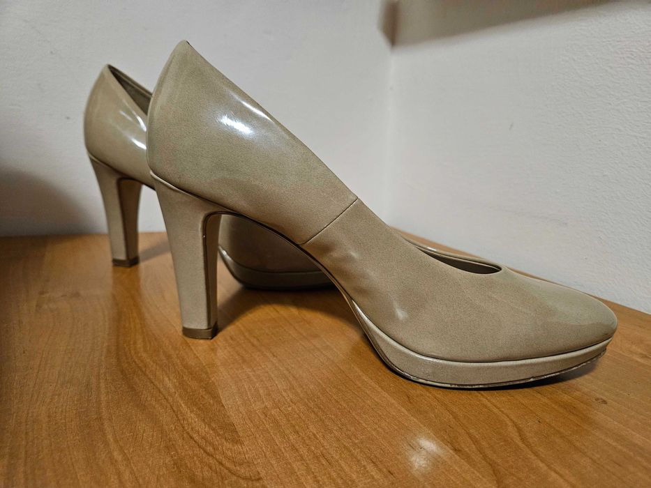 Buty damskie na obcasie 40