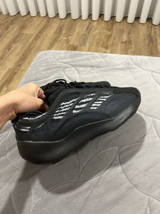 Adidas Yeezy 700