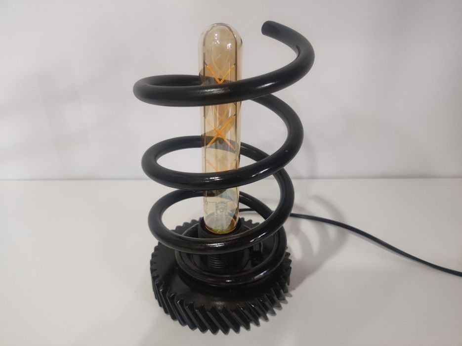 Lampka sprężyna z części samochodowych. Nowoczesny design! Loft