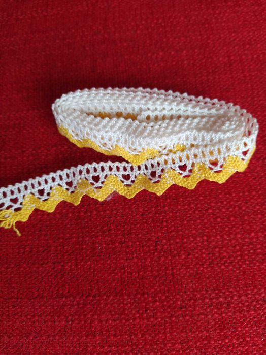 Fita de renda decorativa com 1,30m branco e amarelo