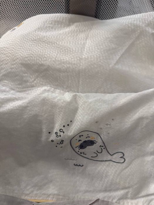 Детская кроватка на колесиках с постельным бельем, подушкой, матрассом