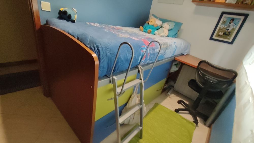 Vendo quarto solteiro em bom estado,+colchão, prateleiras
