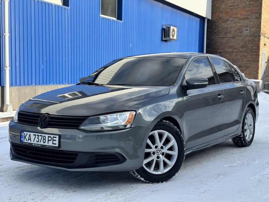 Продам надійний автомобіль Volkswagen Jetta на двигуні 2.5 Газ/Бензин
Автомобіль в дуже гарному стані по техніці, двигун коробка взагалі без зауважень, обслуговували вчасно, нещодавно зробили ТО
Салон шкіра в нормальному стані, кожна кнопка по салону працює
По кузову є сліди використання та нюанси від граду (є невеличкі вмятинки) 
С документами все добре, переоформлення без питань.