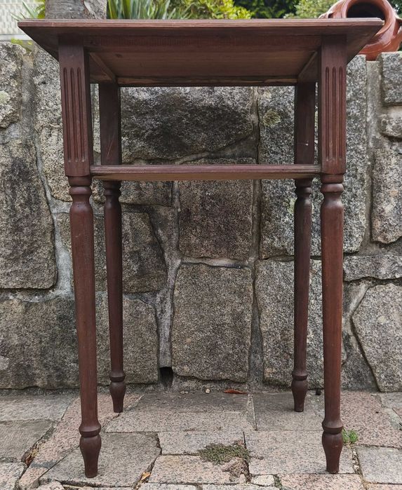 Mesa antiga alta