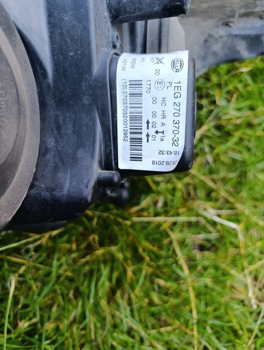 Opel Astra H lampa przednia prawa Hella