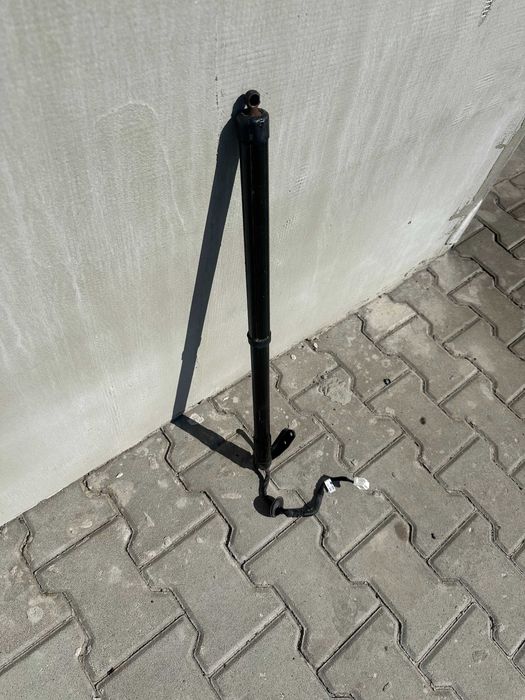 Амортизатор крышки багажника електро Nissan Rogue 2015год