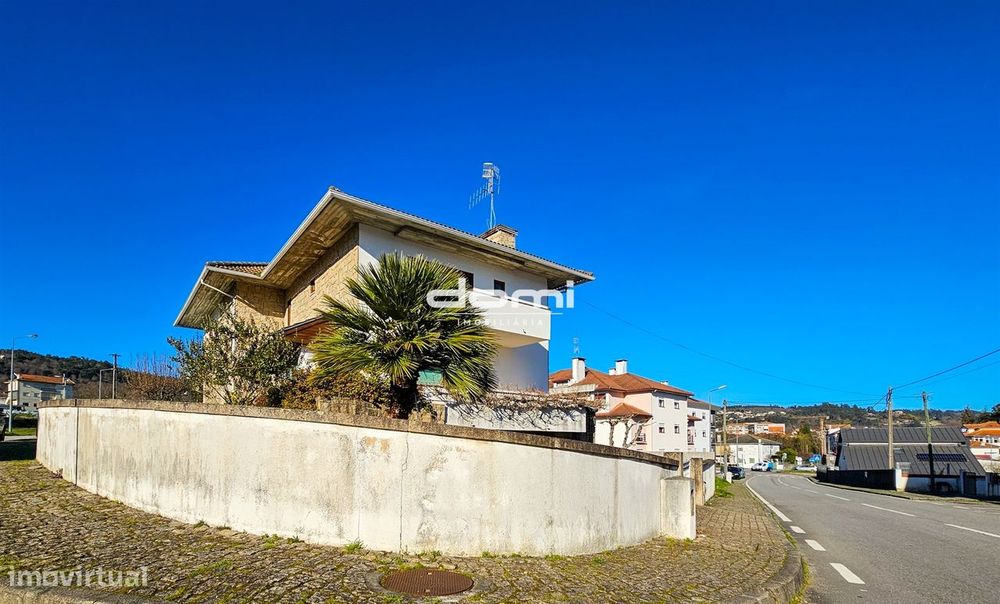 Moradia V5, situada no centro da cidade de São Pedro do Sul