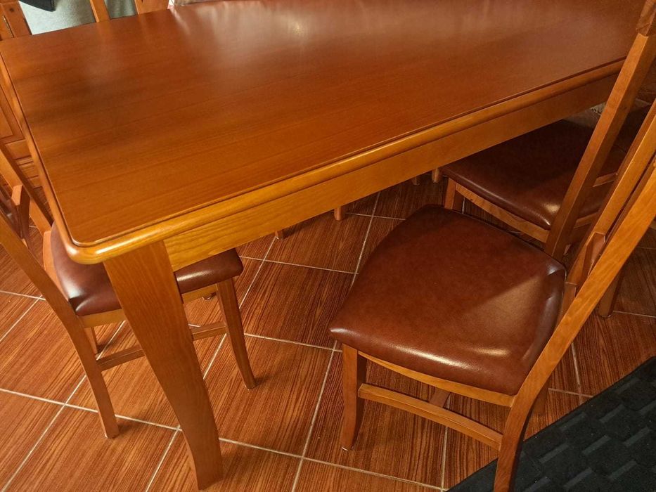 Mesa, cadeiras, aparador/louceiro/armário de sala