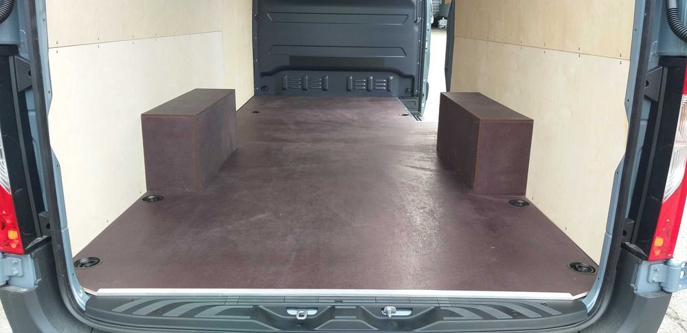 Zabudowa busa Mercedes Sprinter L3H2, zabudowa paki sklejka