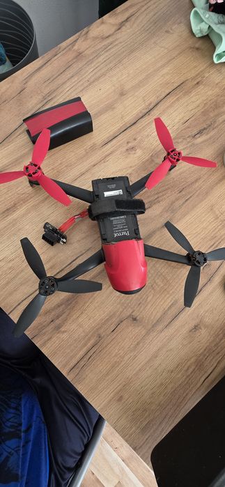 Dron Parrot z kontrolerem