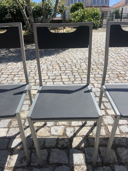 3 cadeiras pretas e metal