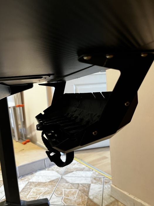 Biurko ultradesk, tesktura włókno węglowe