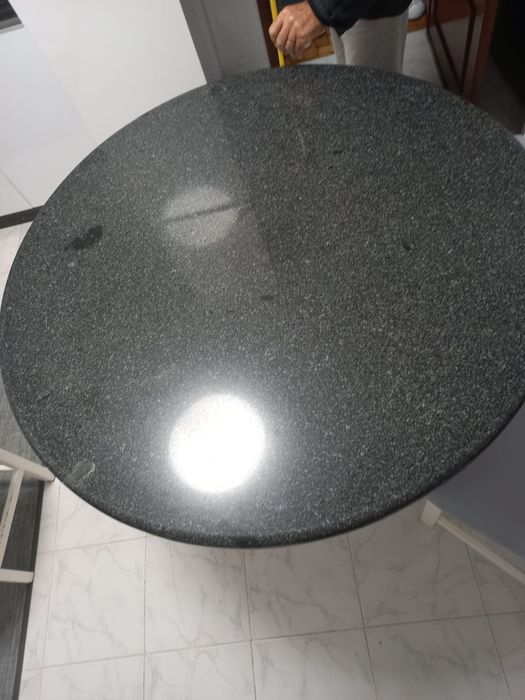 Mesa com tampo em pedra